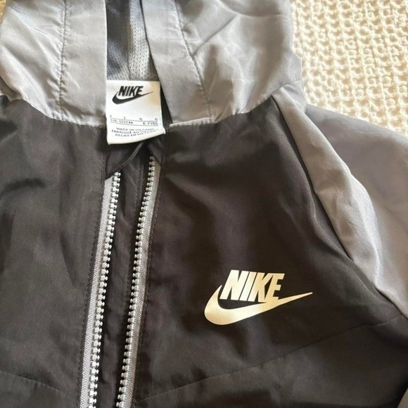 Boys Nike Windbreaker Jacket, Size 6-7, Gray and Black, Activewear Winter - Picture 2 of 7